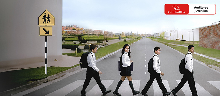 Estudiantes cruzando la calle por un cruce peatonal con señales de tránsito visibles